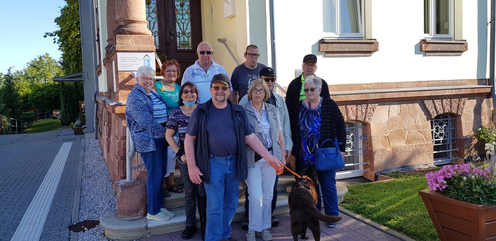 Abschlussfoto vor dem Eingang zur Villa